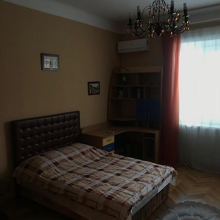 Apartment On Hoholya Street Chernivtsi Exterior photo