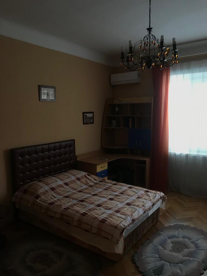 Apartment On Hoholya Street Chernivtsi Exterior photo